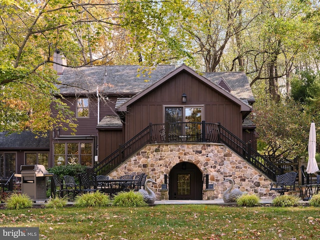 view of front facade featuring a front yard