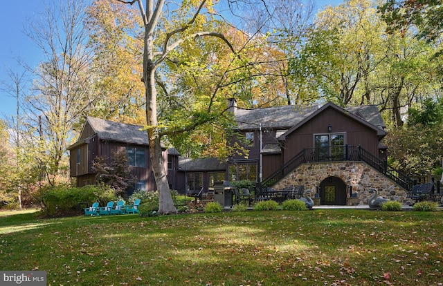 view of front of home with a front lawn