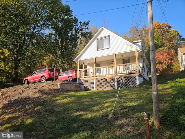 view of front of home featuring a porch and a front lawn