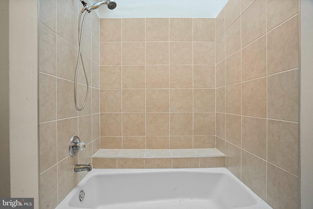 bathroom with tiled shower / bath combo