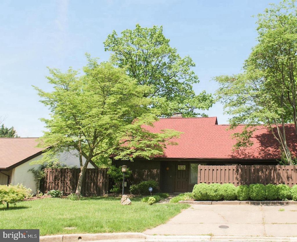 view of front of property with a front lawn