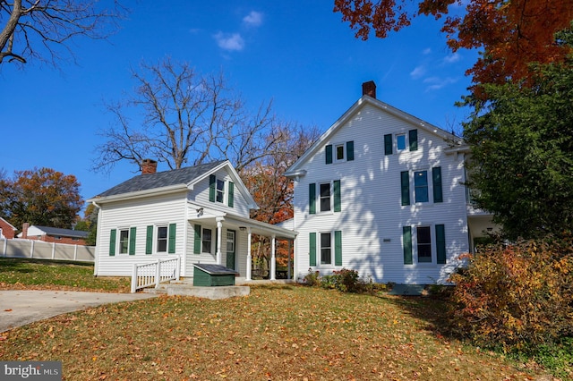 view of front facade featuring a front yard