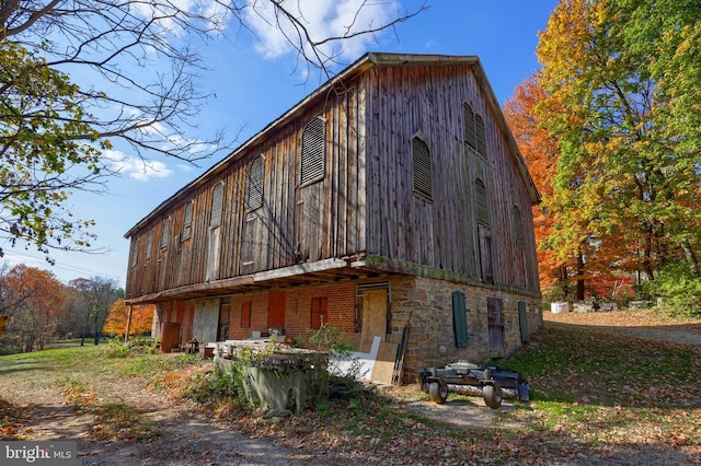 438 Green Spring Rd, York, PA 17403 - view of home's exterior with a barn