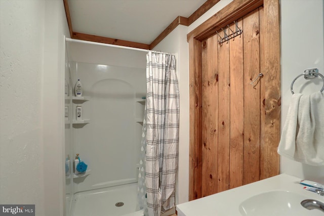 bathroom with a shower with curtain and sink