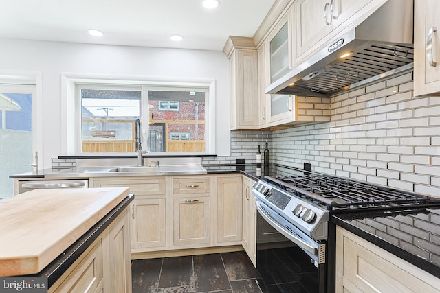 kitchen featuring sink, gas stove, light brown cabinetry, dark wood-type flooring, and backsplash