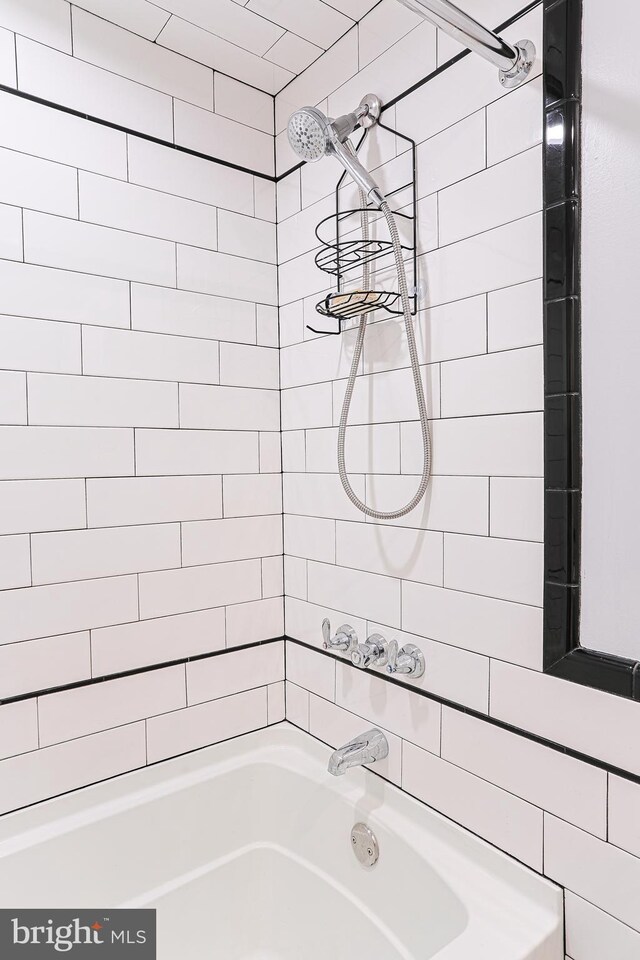 bathroom featuring tiled shower / bath