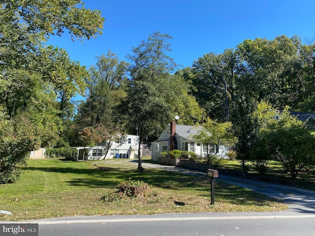 view of front facade featuring a front yard