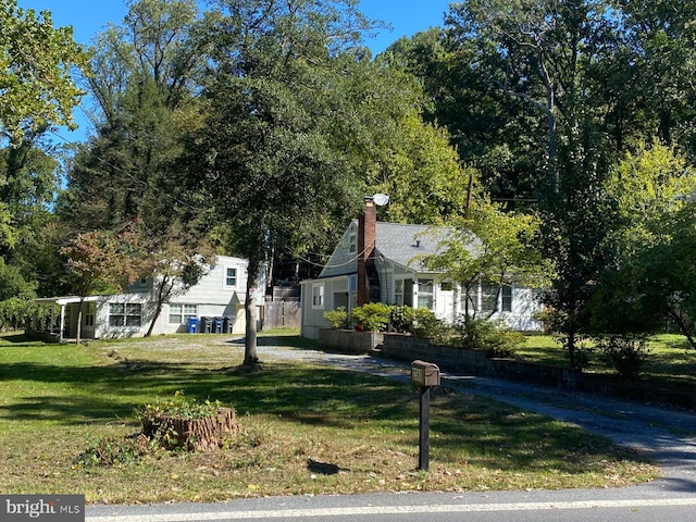 view of front of house featuring a front lawn