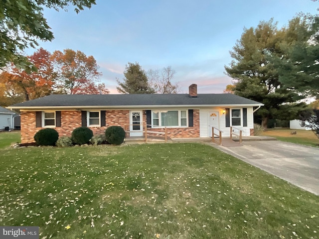 single story home featuring a lawn