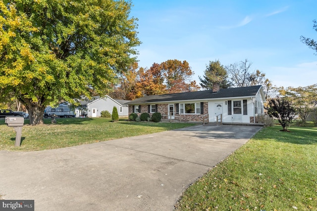 ranch-style home featuring a front lawn