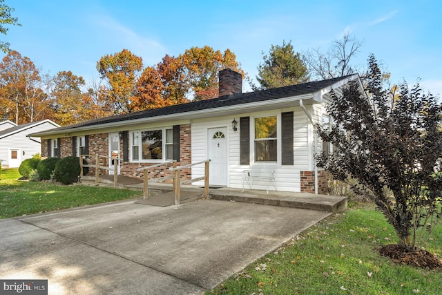 ranch-style house featuring a front lawn