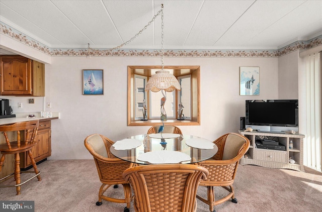 dining space featuring a notable chandelier, a textured ceiling, and light colored carpet