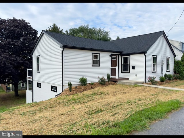 single story home with a front lawn