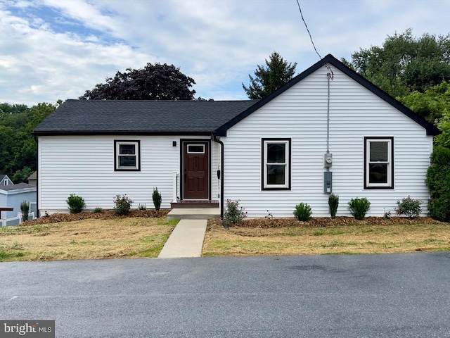 view of front of property featuring a front yard