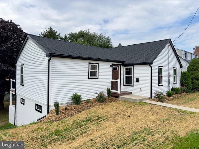 single story home featuring a front yard