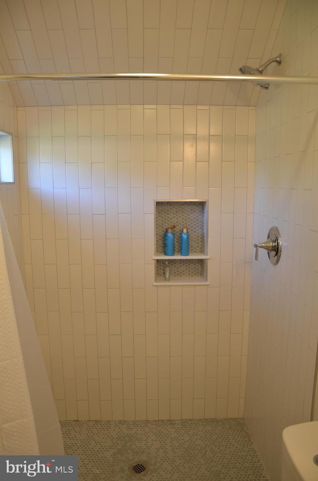 bathroom with a tile shower