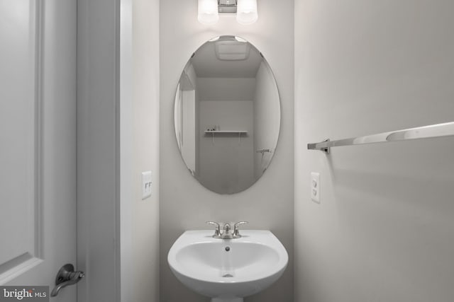 bathroom featuring sink