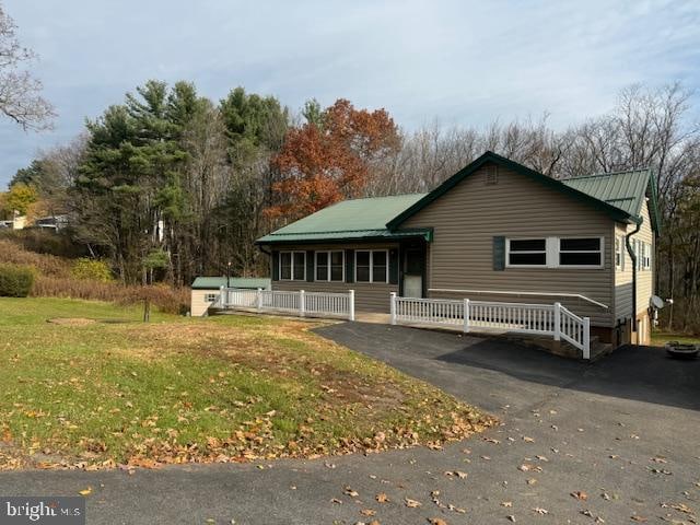 view of front of house with a front lawn