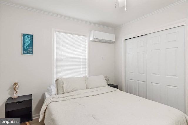 bedroom featuring a wall mounted air conditioner, a closet, ceiling fan, hardwood / wood-style flooring, and ornamental molding