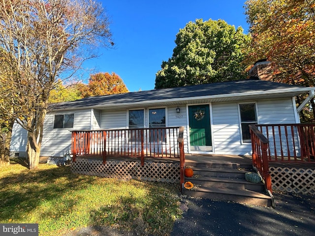 view of front of property featuring a front yard