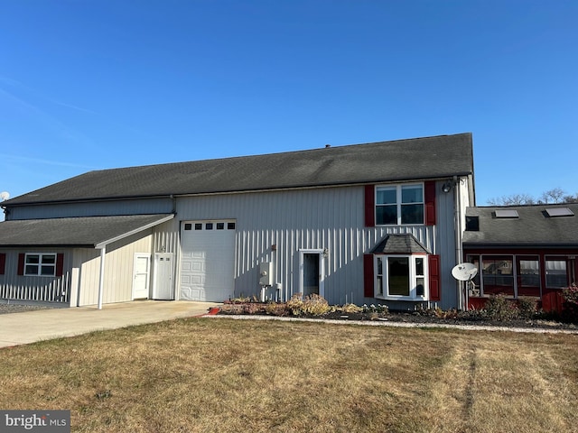 view of front of property featuring a front lawn and a garage