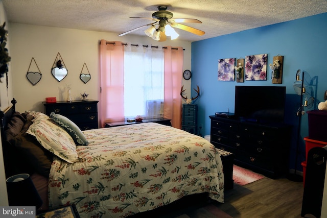 bedroom with a textured ceiling, hardwood / wood-style flooring, and ceiling fan