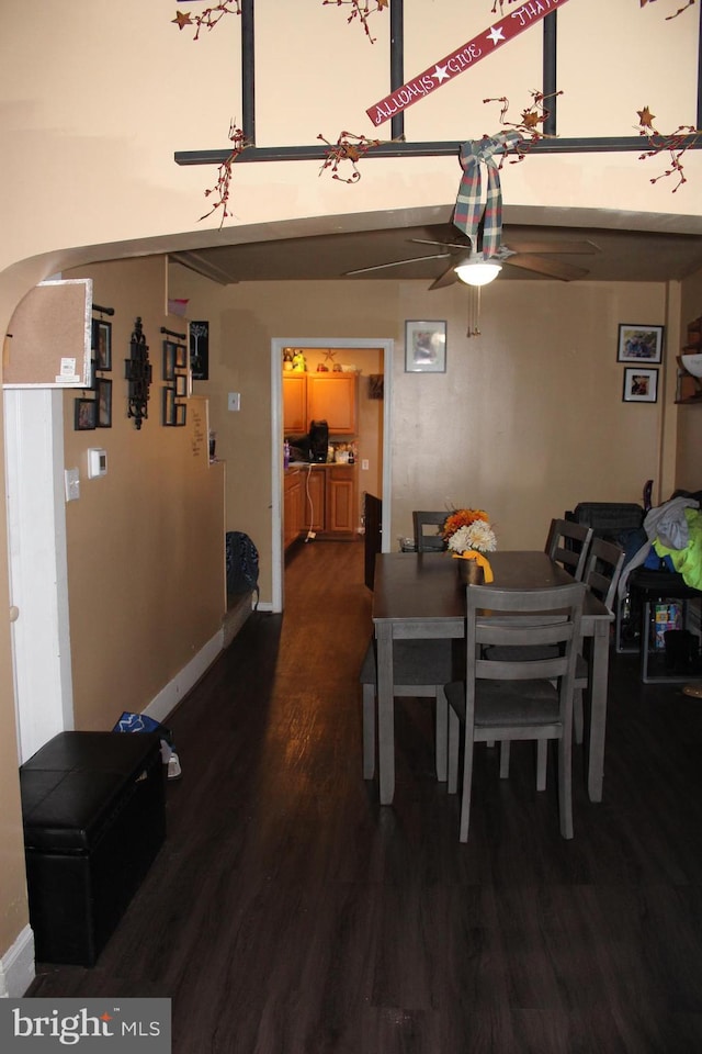 dining room with dark wood-type flooring and ceiling fan