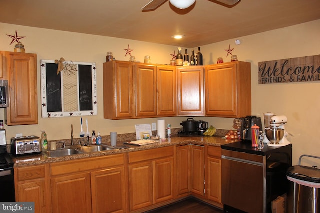 kitchen with black range with electric cooktop, sink, dark wood-type flooring, and ceiling fan