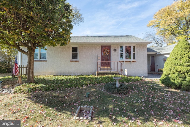 view of front of home featuring a front lawn