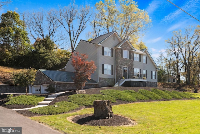 view of front of house featuring a front lawn