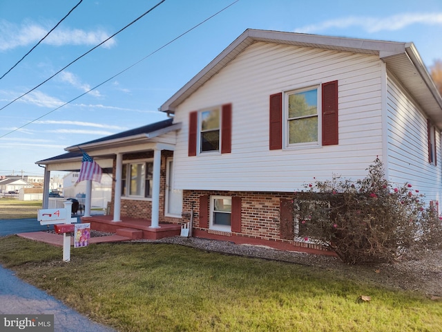 tri-level home with a front yard