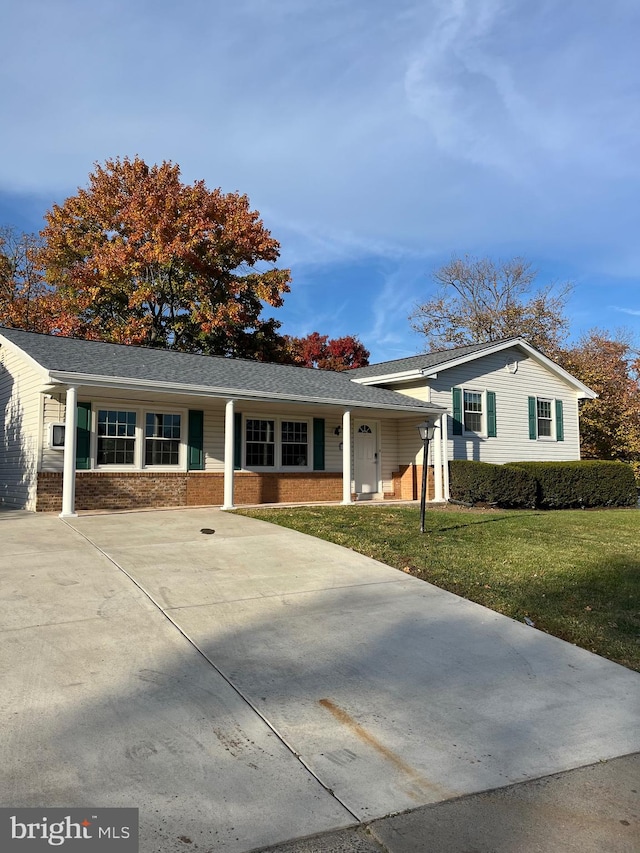 ranch-style house with a front yard