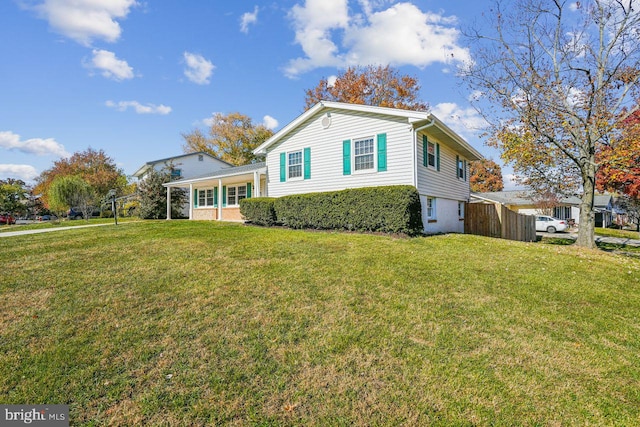 view of front of property featuring a front lawn