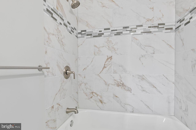 bathroom featuring tiled shower / bath