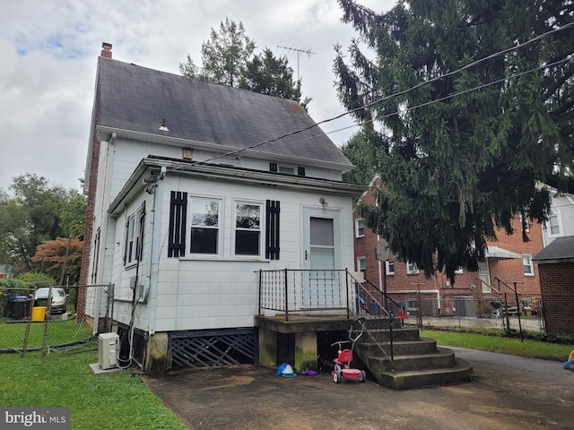 view of front of home with a front yard