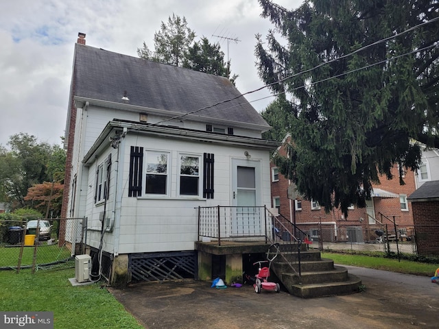 view of front of property with a front lawn