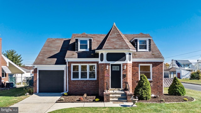 view of front facade featuring a front yard and a garage