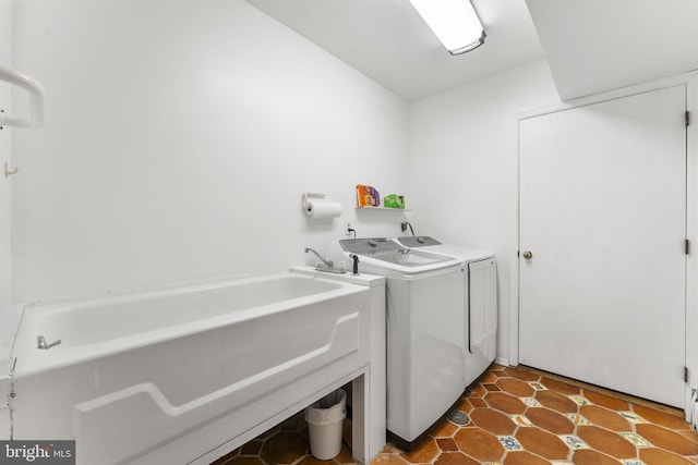 laundry room with tile patterned floors and washing machine and clothes dryer