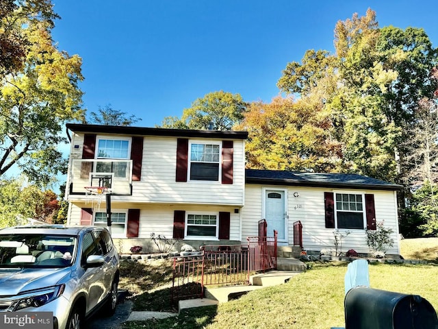 split level home with a front lawn