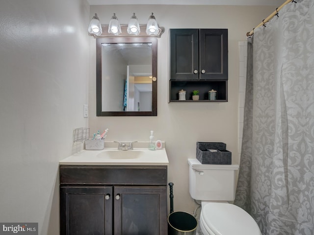 full bath featuring vanity, toilet, and a shower with curtain