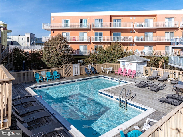 view of swimming pool