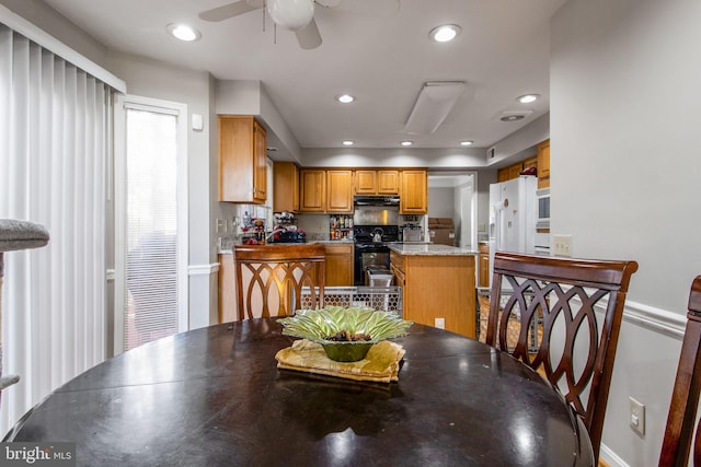 dining space with ceiling fan