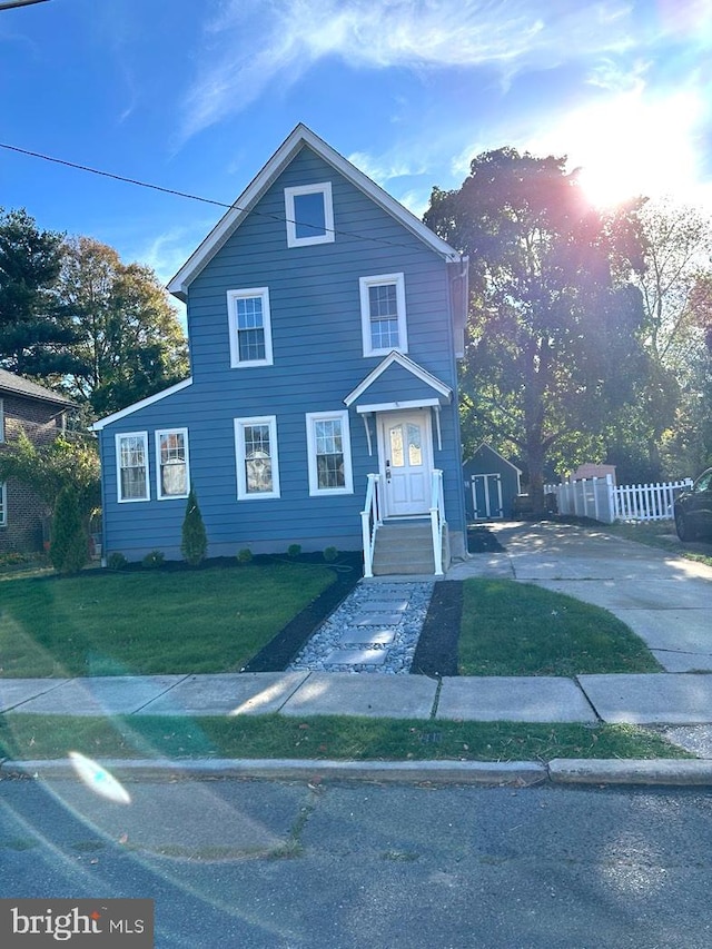 view of front of property featuring a front lawn