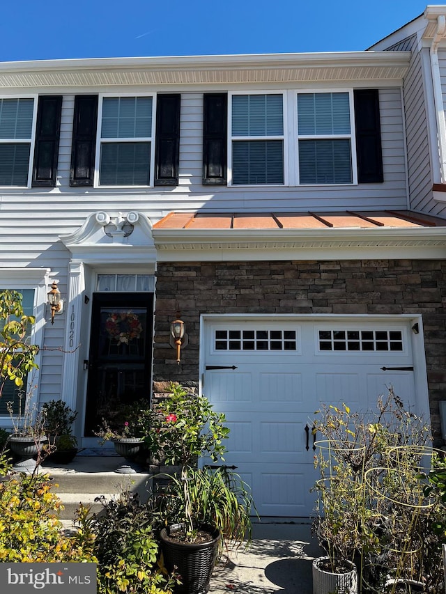 view of front facade featuring a garage