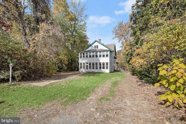 view of front of house featuring a front yard