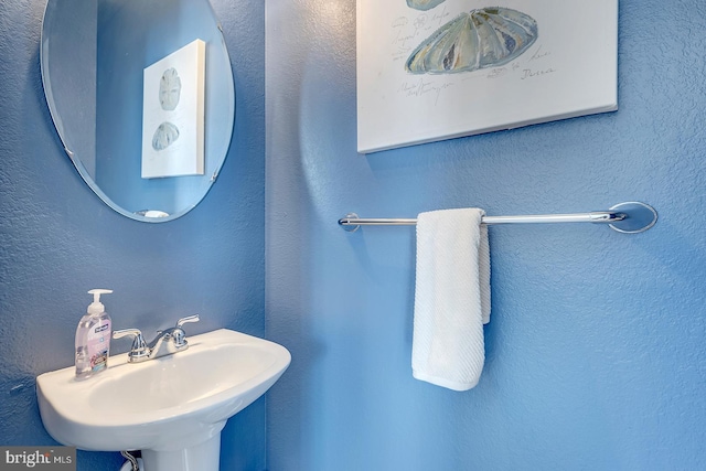 bathroom featuring sink