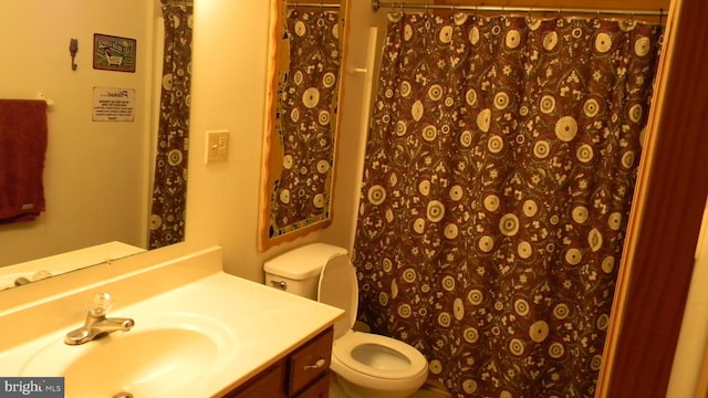 bathroom with a shower with curtain, vanity, and toilet