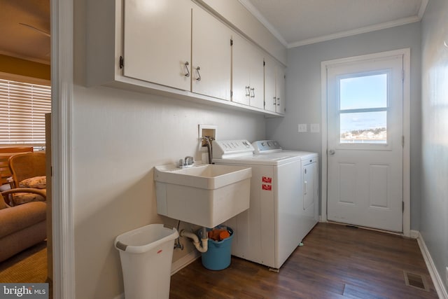 washroom featuring cabinets, crown molding, sink, independent washer and dryer, and dark hardwood / wood-style floors