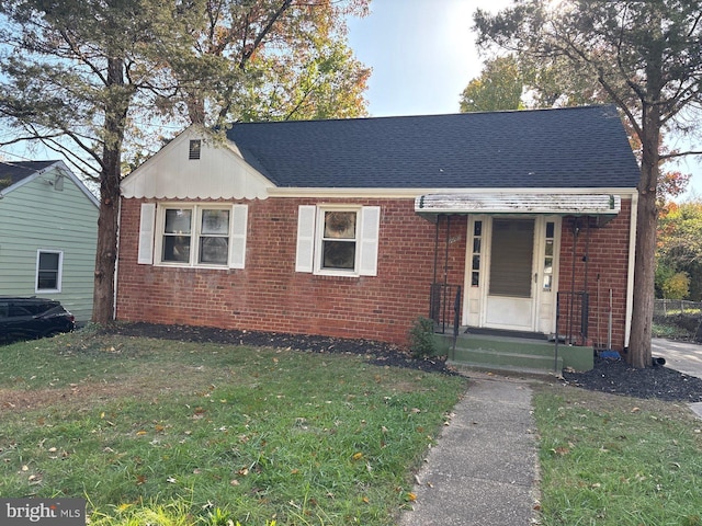 view of front facade with a front yard