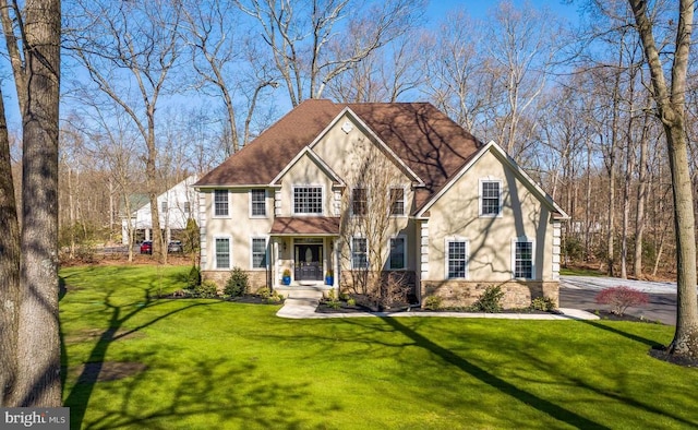 view of front of property featuring a front lawn